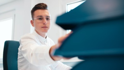 Mitarbeiter greift zur Ablage